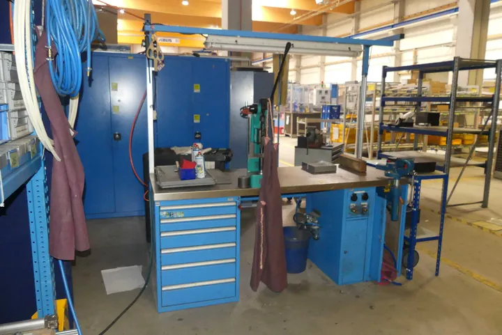 Werktisch mit Schraubstock, Inhalt und Stanze Maße in cm ca. 200 x 74 x 240